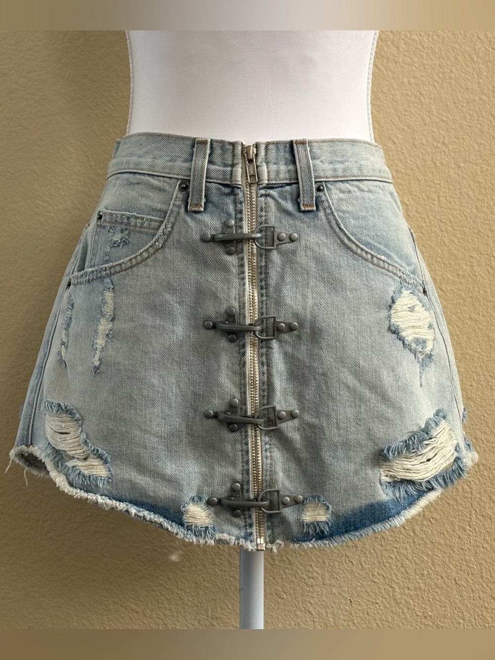 Carmar Nova Beatrice Distressed Denim Mini Skirt w/Toggles & Full Zipper Size 27